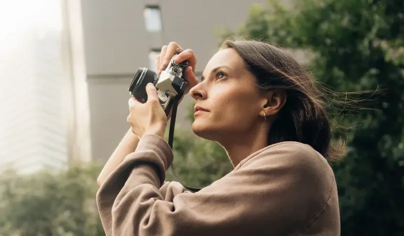 Photographer Anna Salvador holding the OM SYSTEM OM-3.